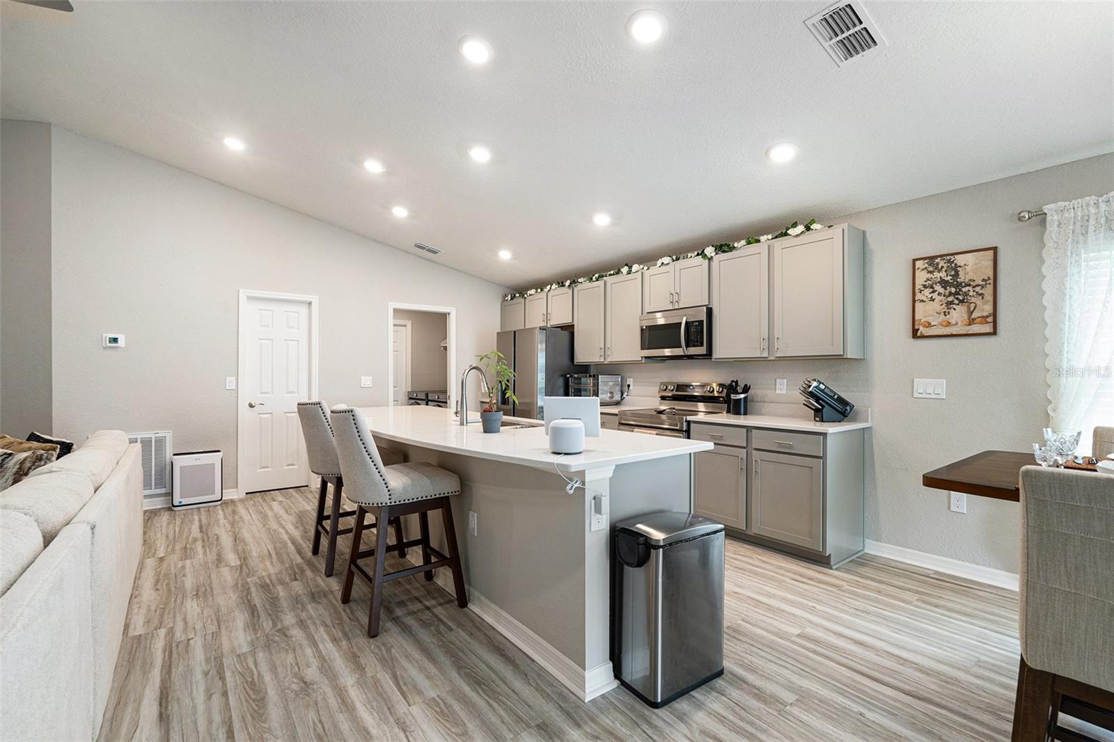 Listing photo id 11 for 6436 Pebblebrooke Way