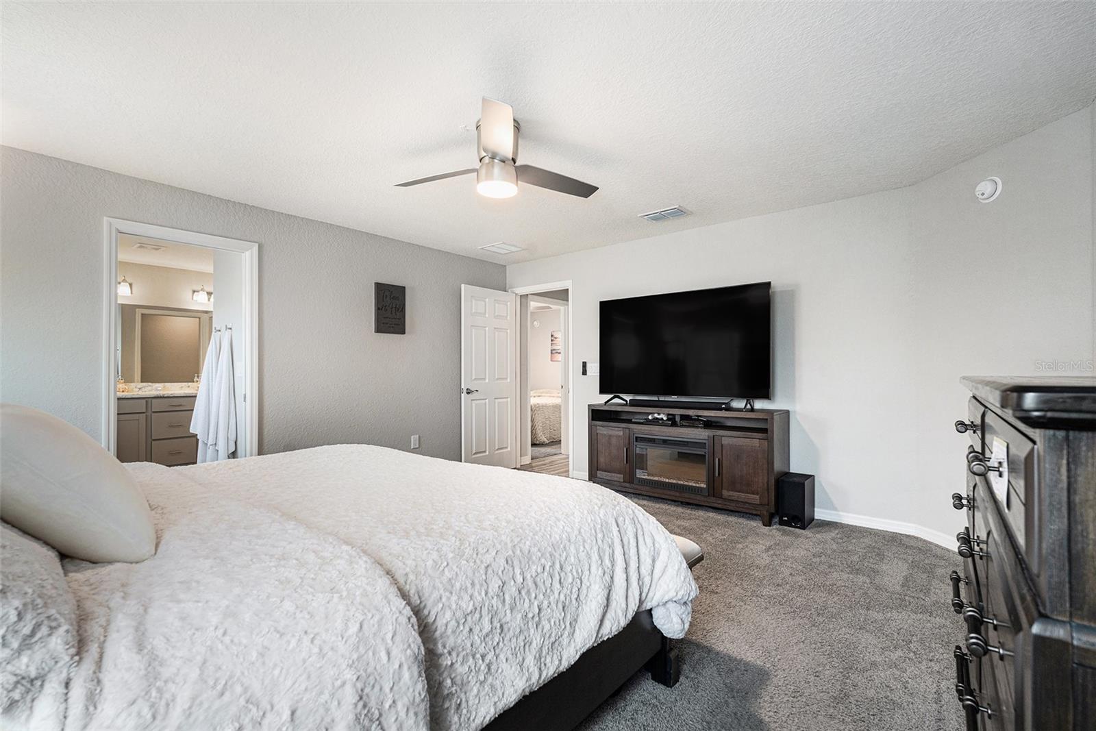Listing photo id 17 for 6436 Pebblebrooke Way