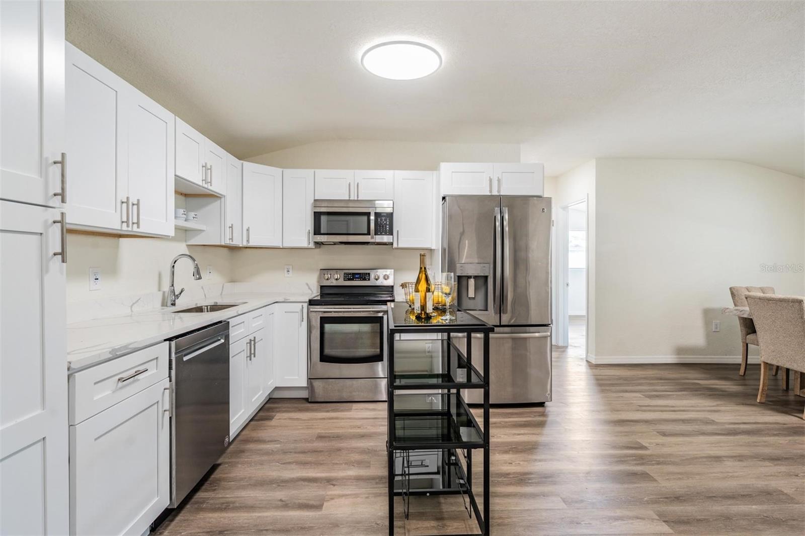 Listing photo id 8 for 4906 Uranus Avenue