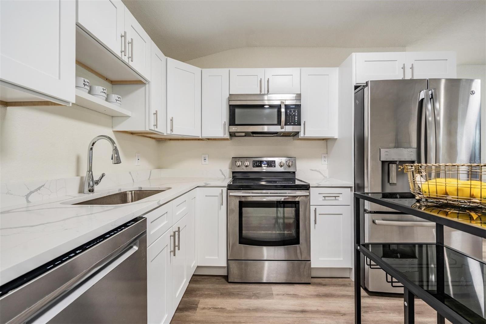 Listing photo id 10 for 4906 Uranus Avenue