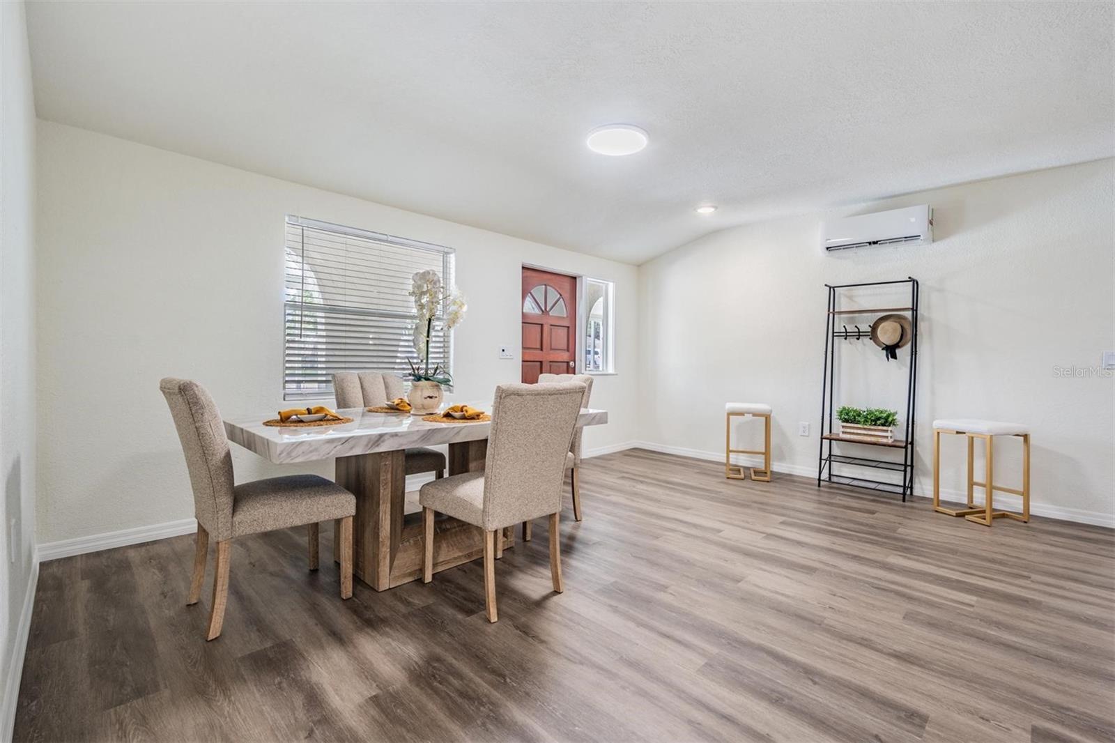 Listing photo id 11 for 4906 Uranus Avenue
