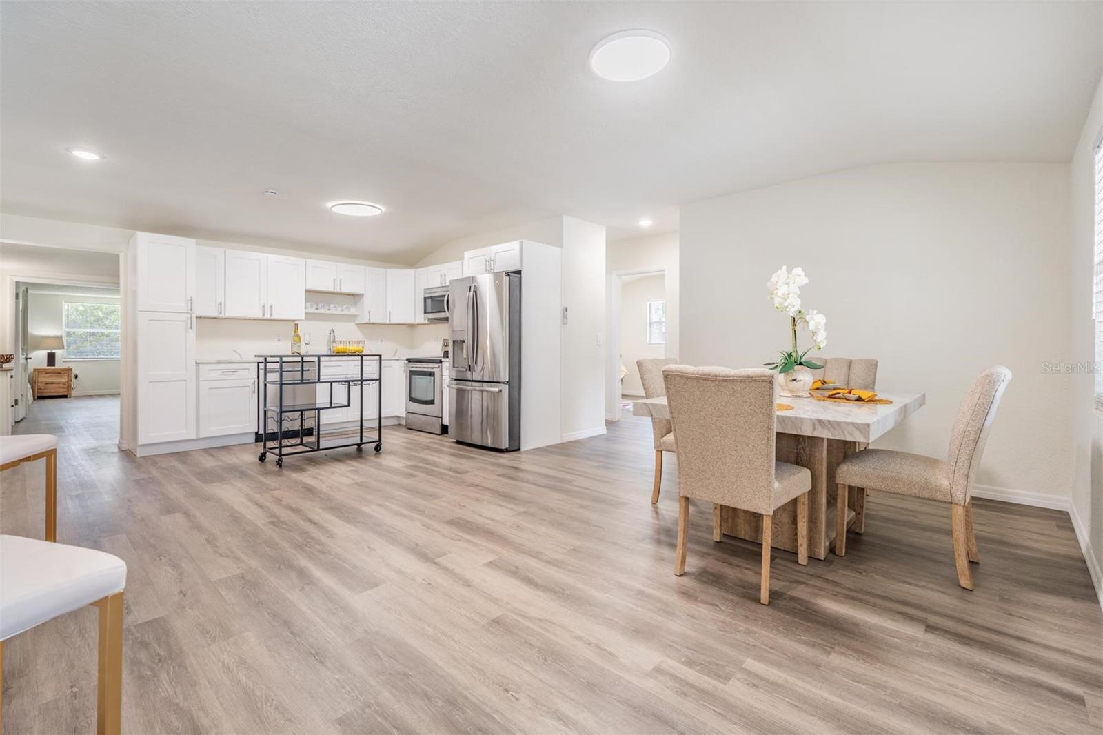 Listing photo id 12 for 4906 Uranus Avenue