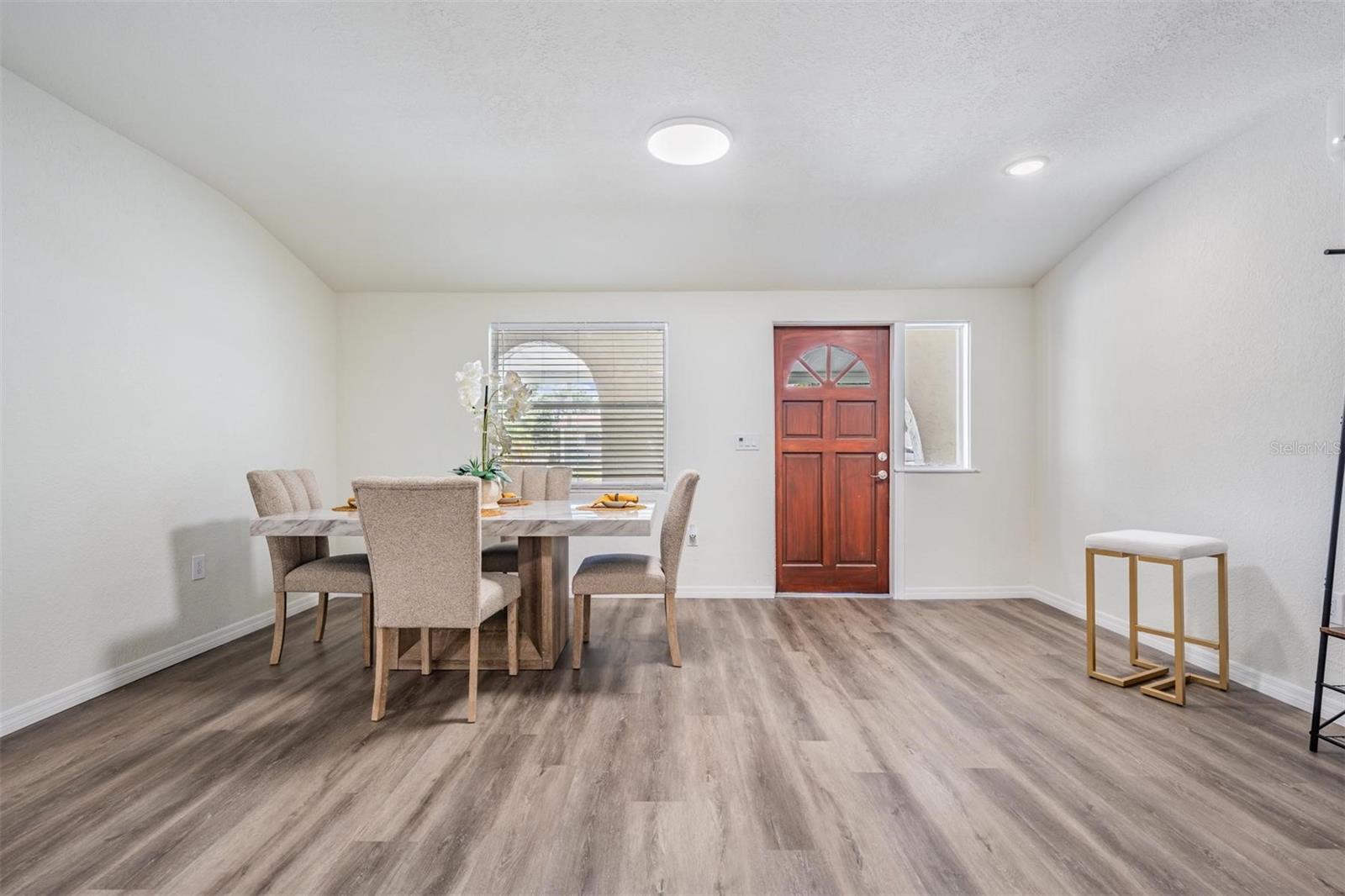 Listing photo id 13 for 4906 Uranus Avenue