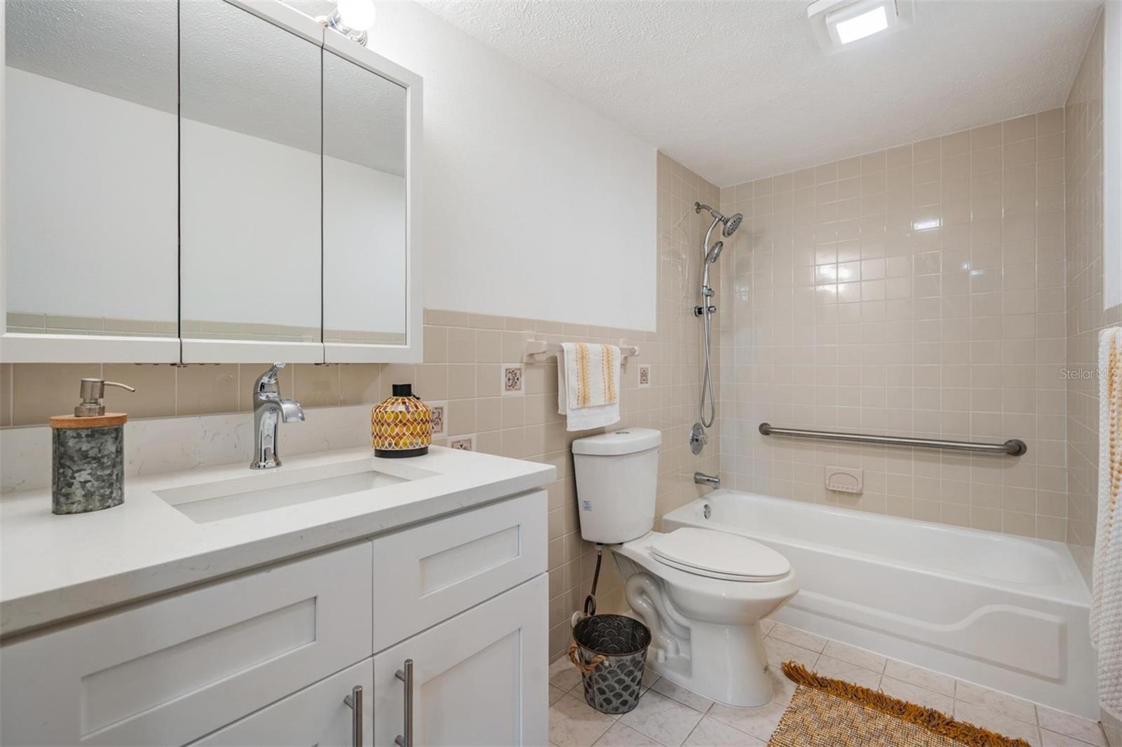 Listing photo id 14 for 4906 Uranus Avenue