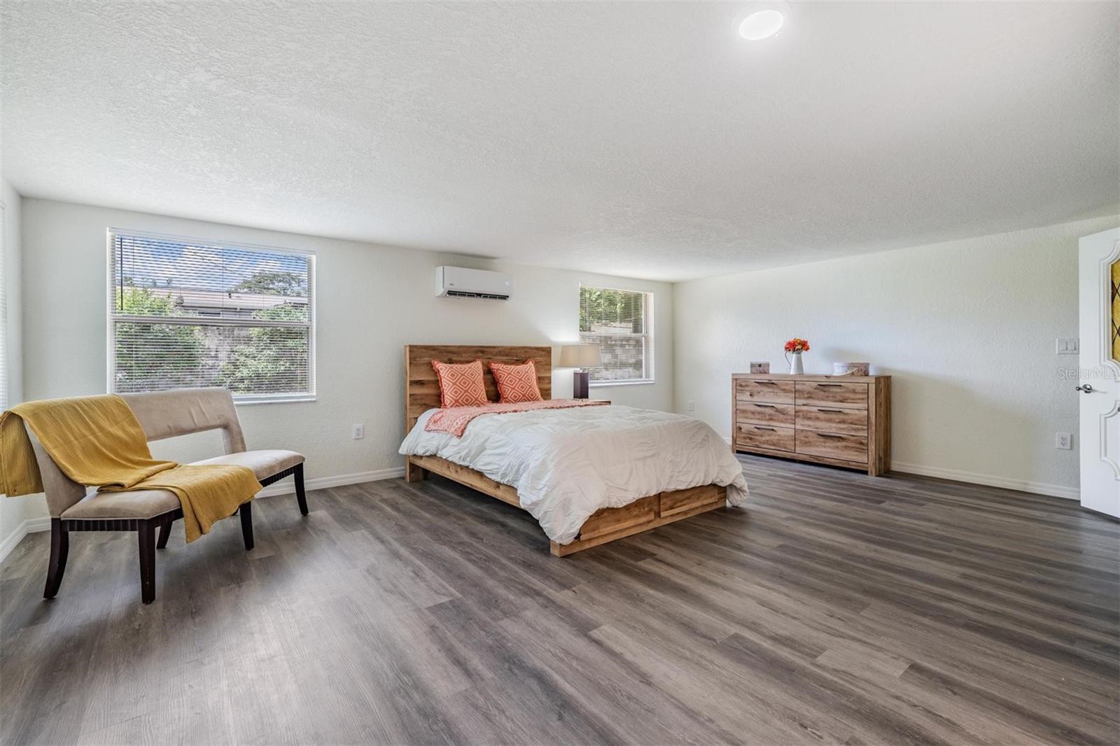 Listing photo id 15 for 4906 Uranus Avenue