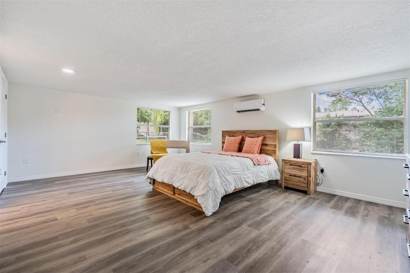 Listing photo id 16 for 4906 Uranus Avenue