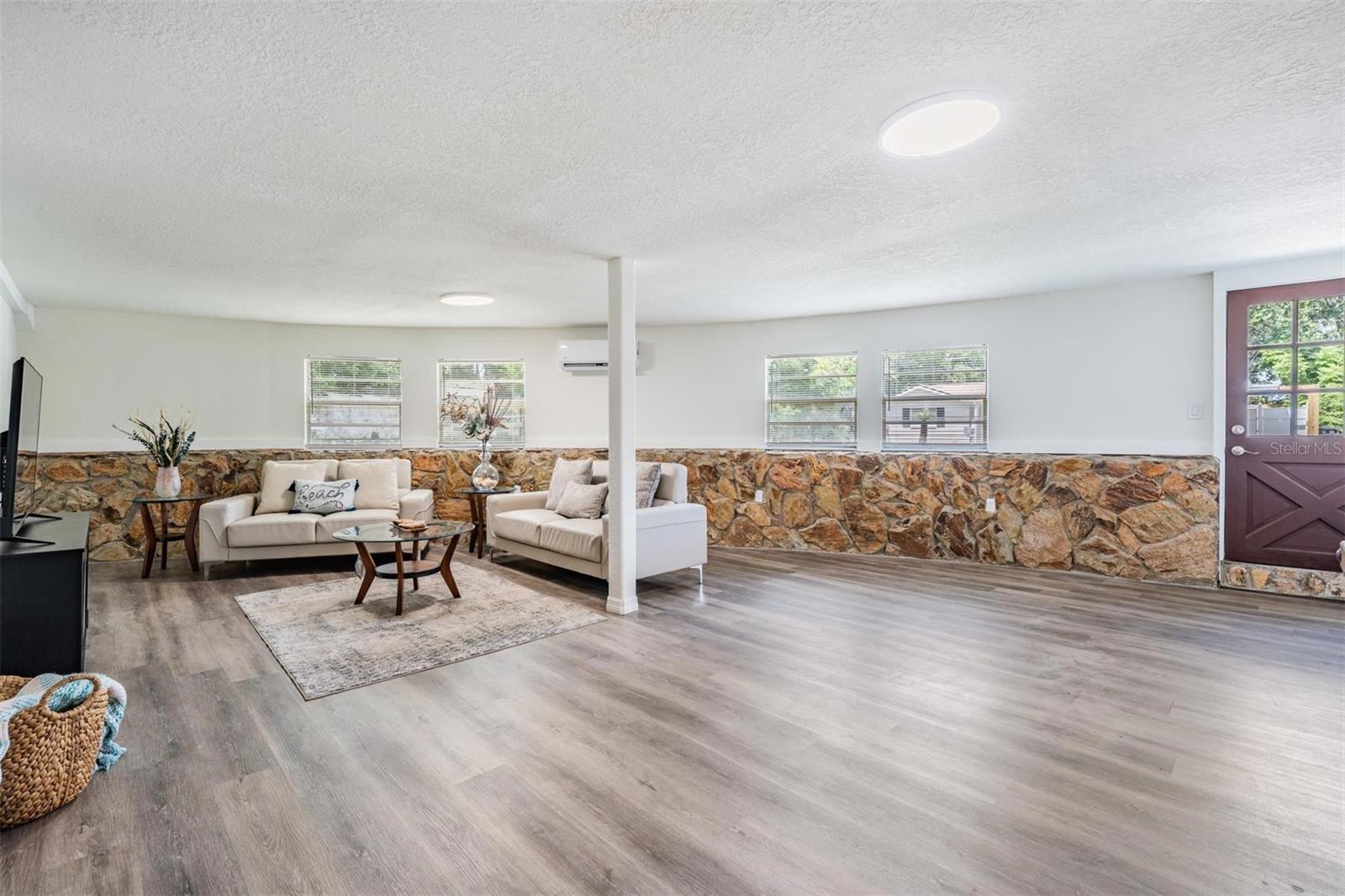 Listing photo id 17 for 4906 Uranus Avenue