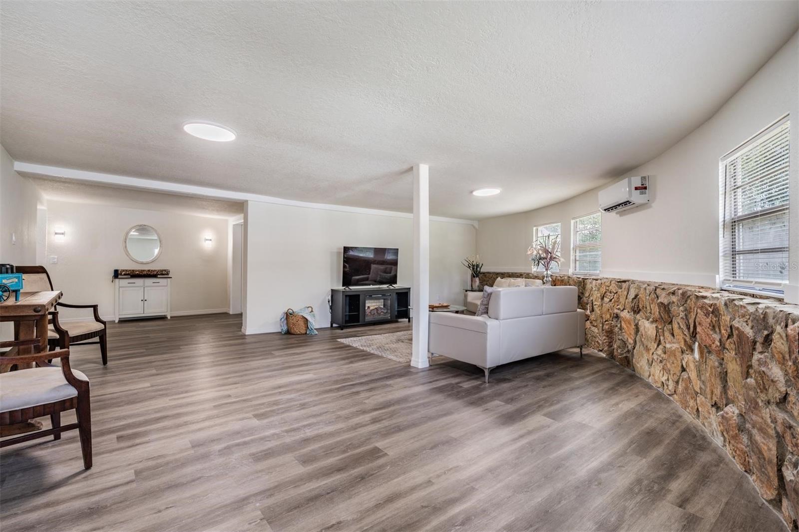 Listing photo id 18 for 4906 Uranus Avenue