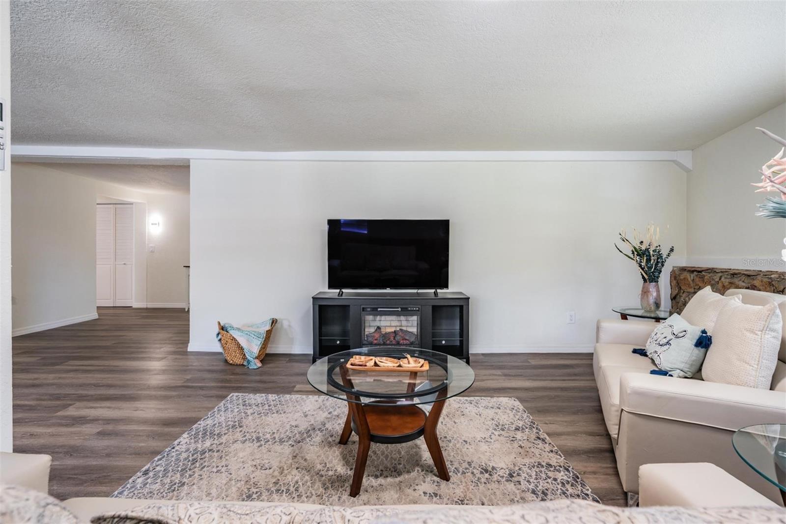 Listing photo id 19 for 4906 Uranus Avenue