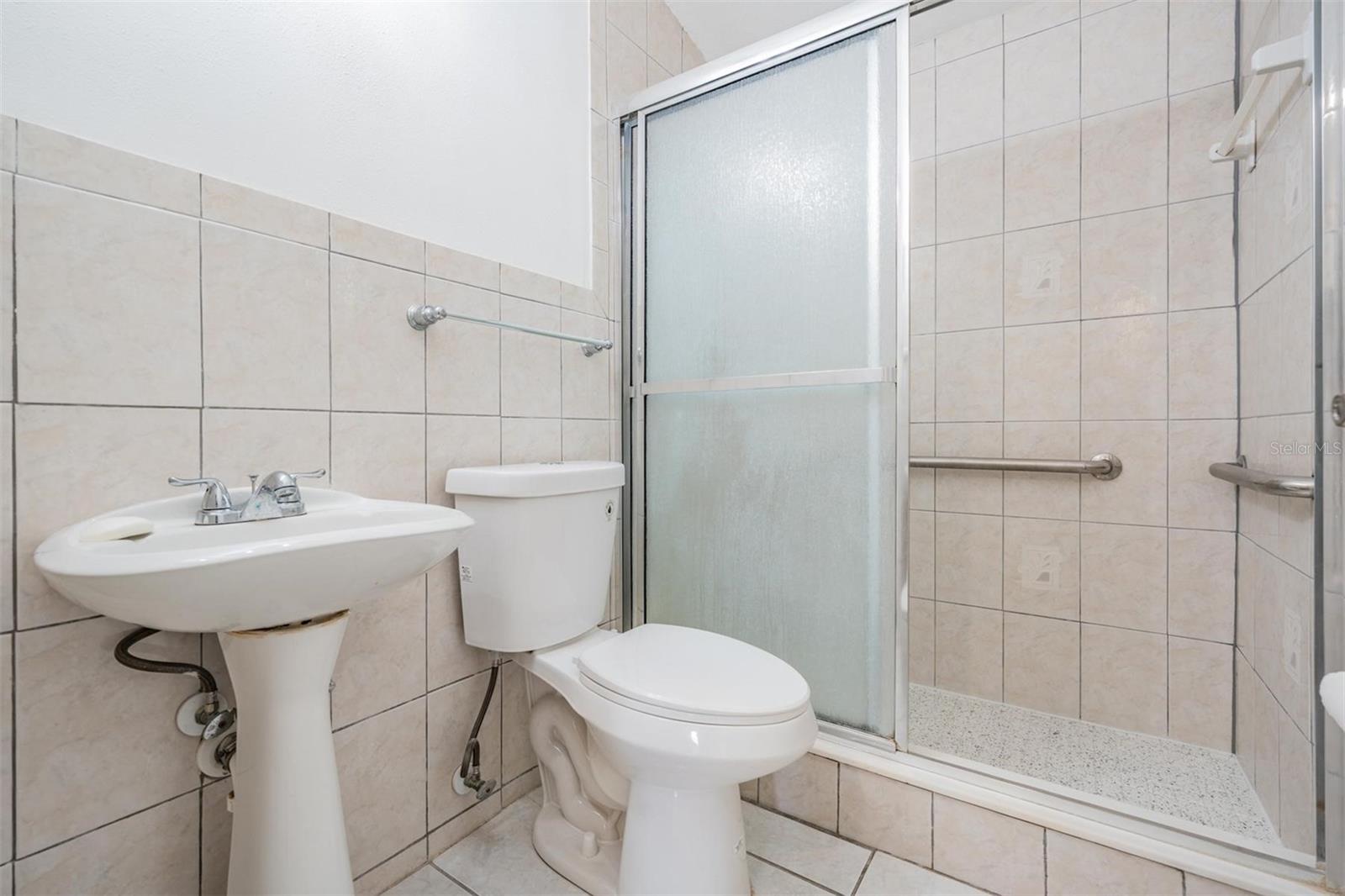 Listing photo id 21 for 4906 Uranus Avenue