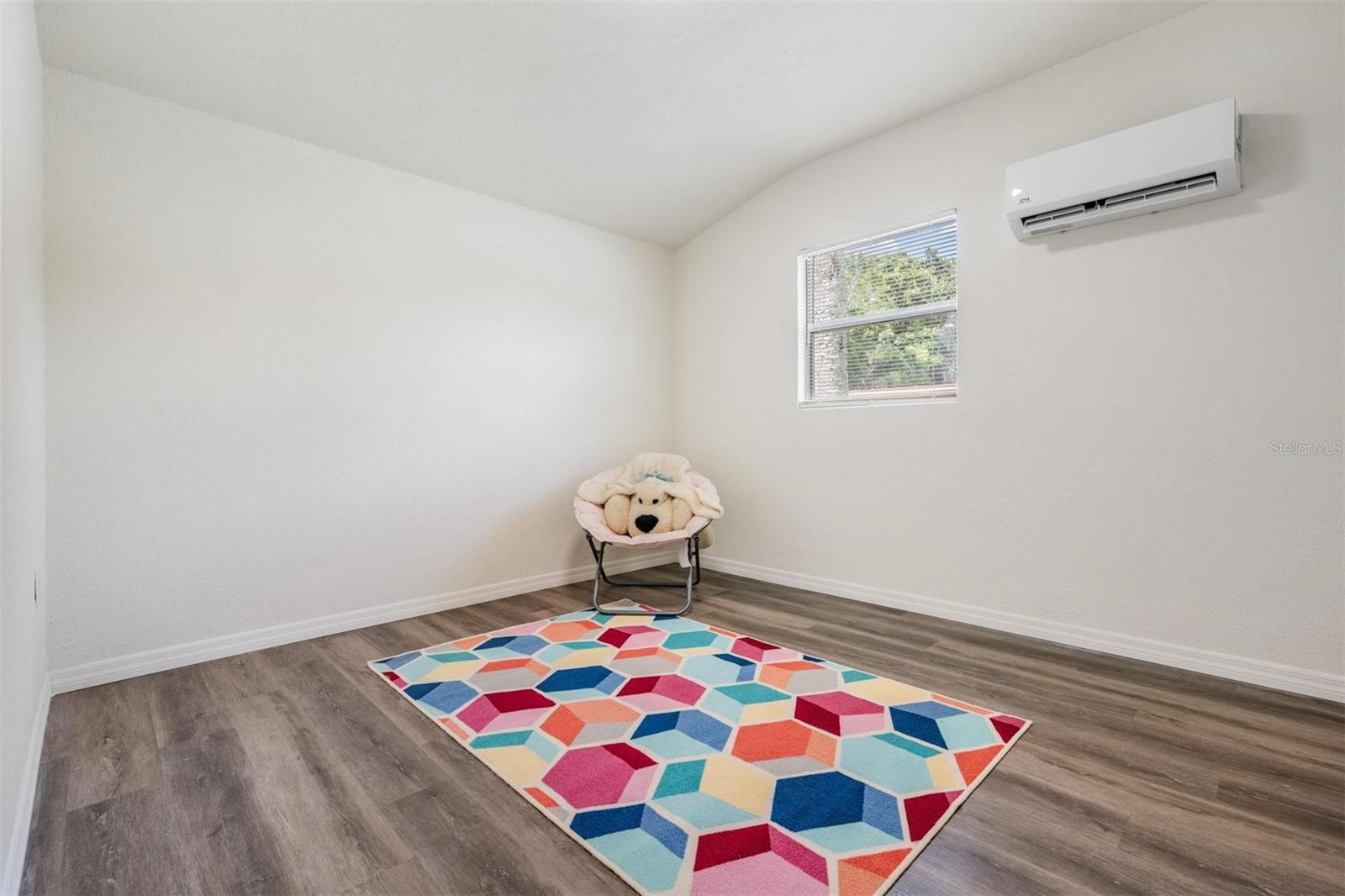 Listing photo id 22 for 4906 Uranus Avenue