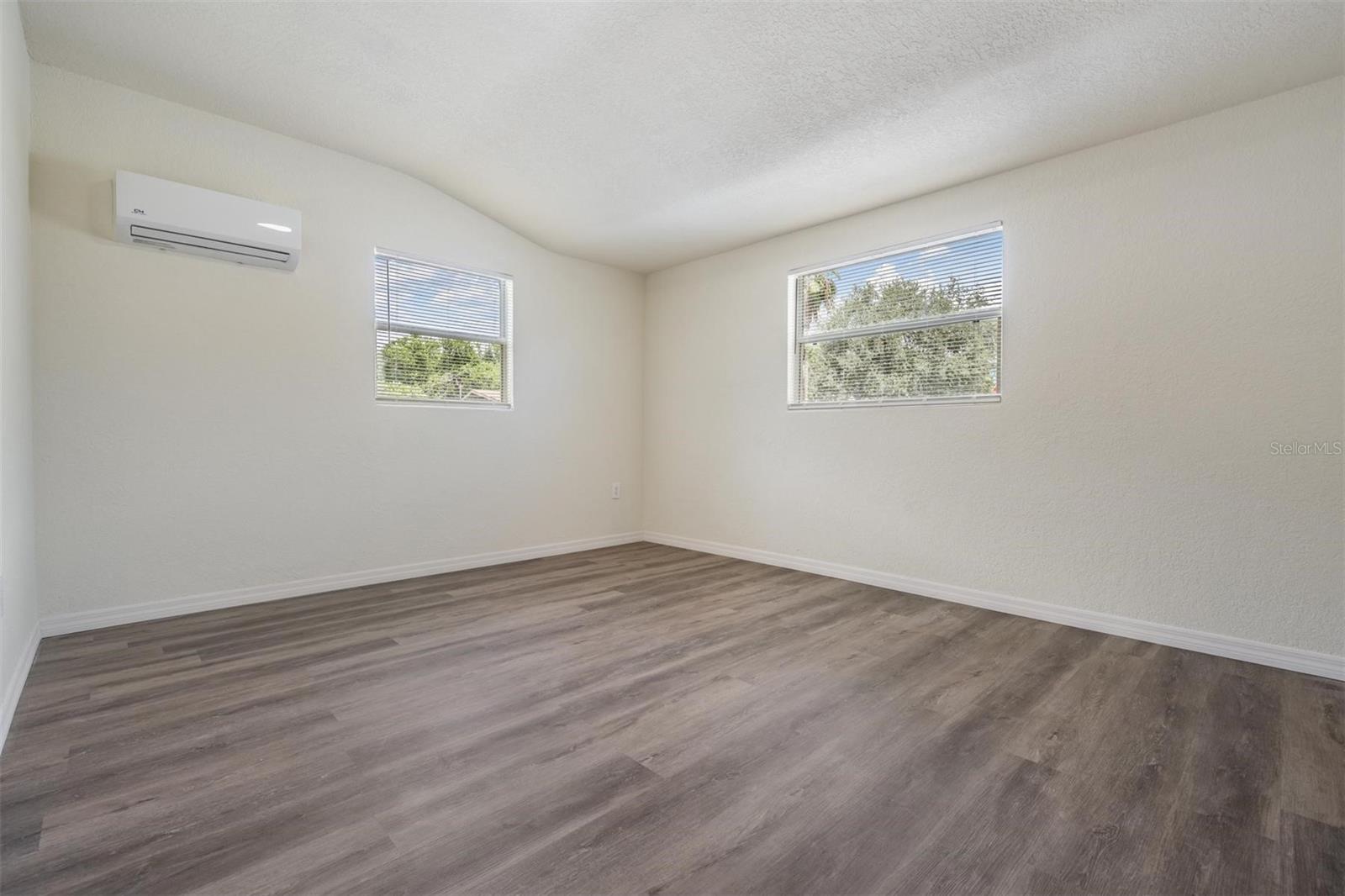 Listing photo id 23 for 4906 Uranus Avenue