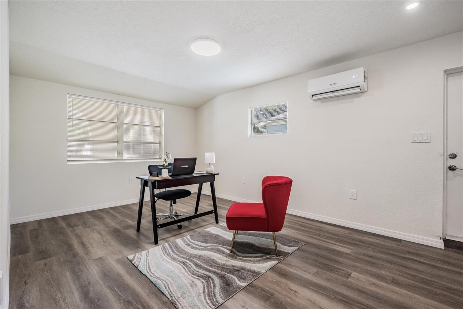 Listing photo id 24 for 4906 Uranus Avenue