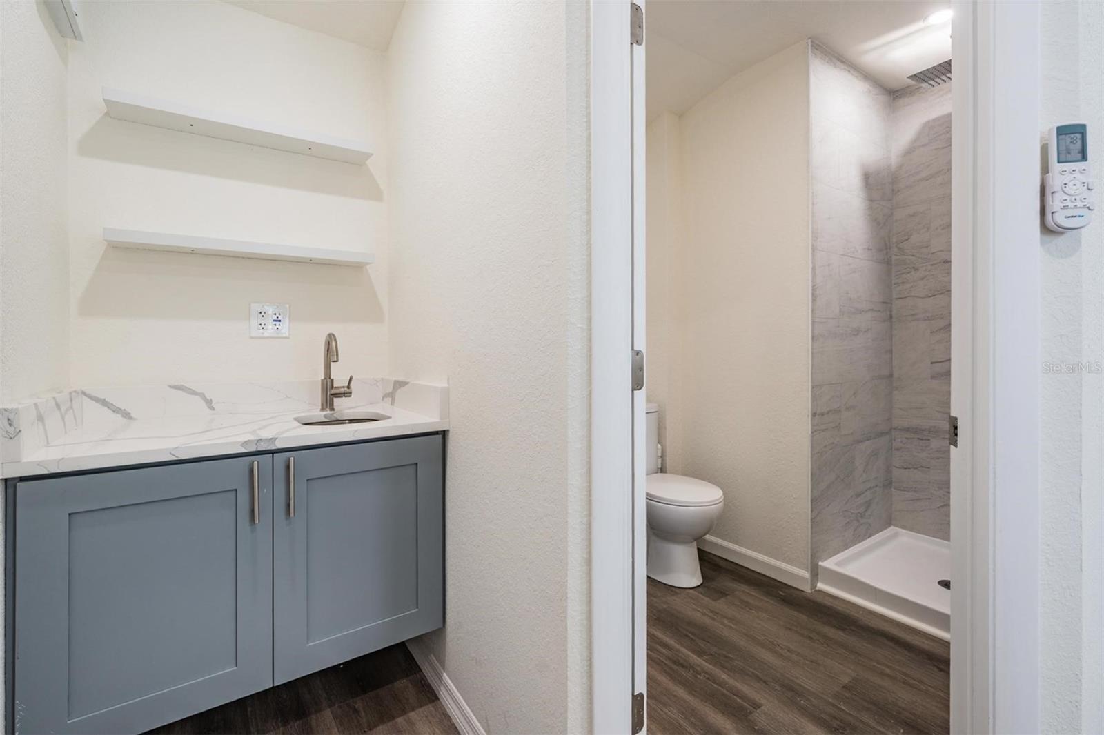 Listing photo id 25 for 4906 Uranus Avenue