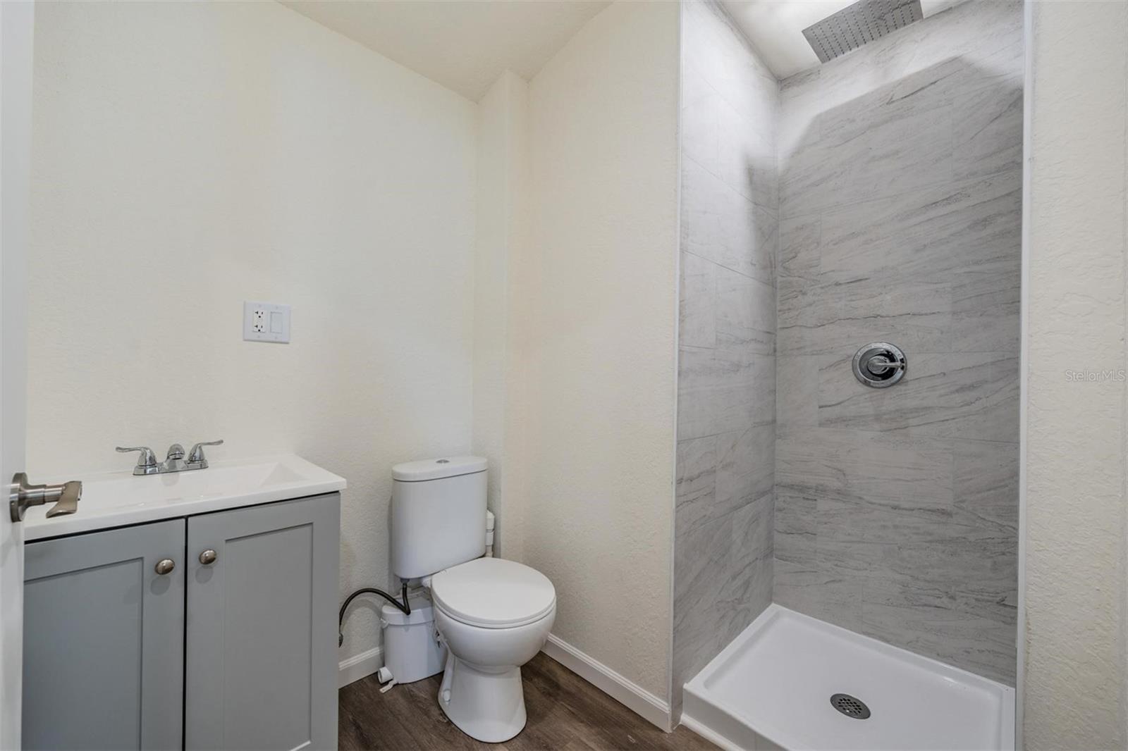 Listing photo id 26 for 4906 Uranus Avenue