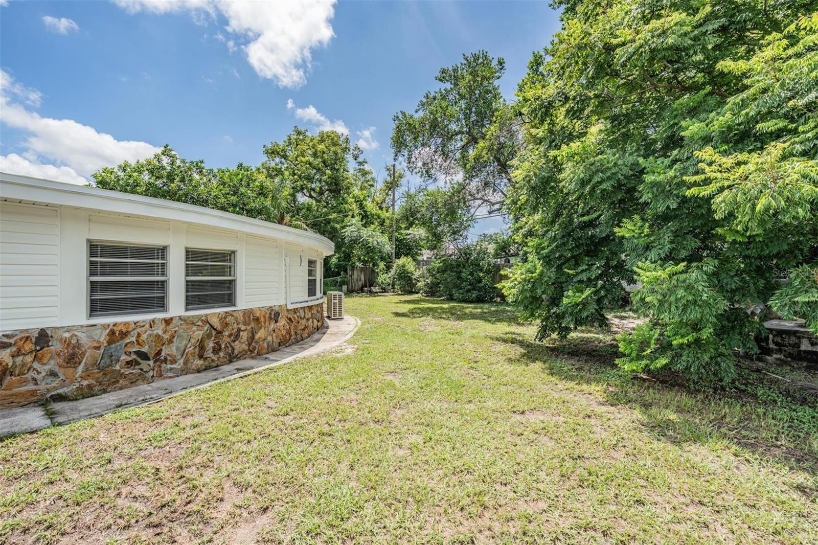 Listing photo id 27 for 4906 Uranus Avenue