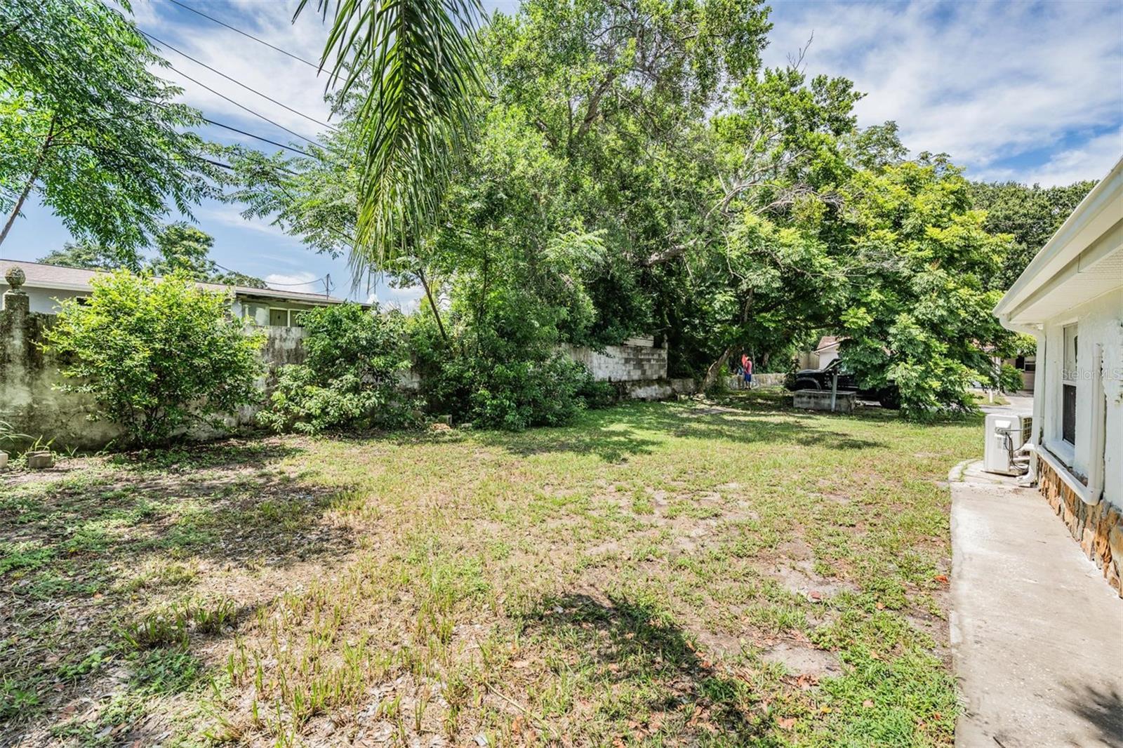 Listing photo id 28 for 4906 Uranus Avenue