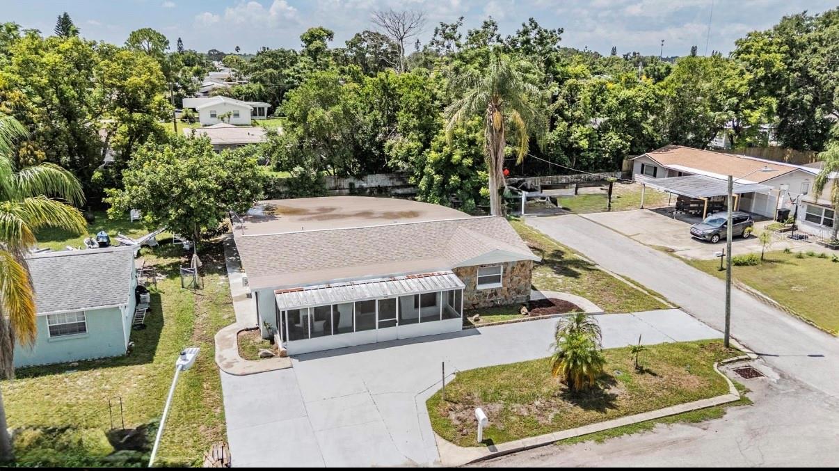 Listing photo id 31 for 4906 Uranus Avenue