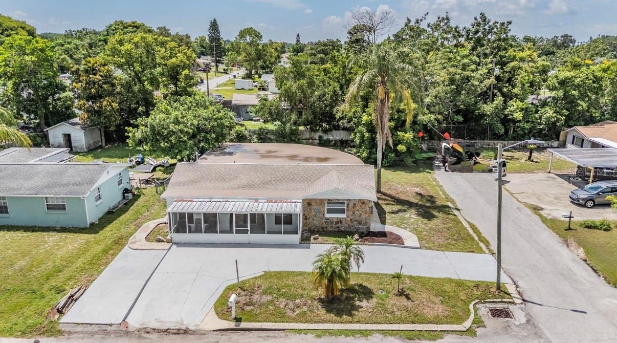 Listing photo id 32 for 4906 Uranus Avenue