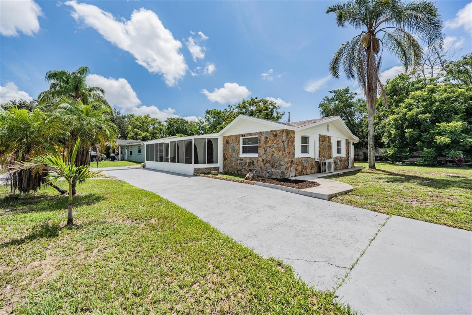 Listing photo id 2 for 4906 Uranus Avenue