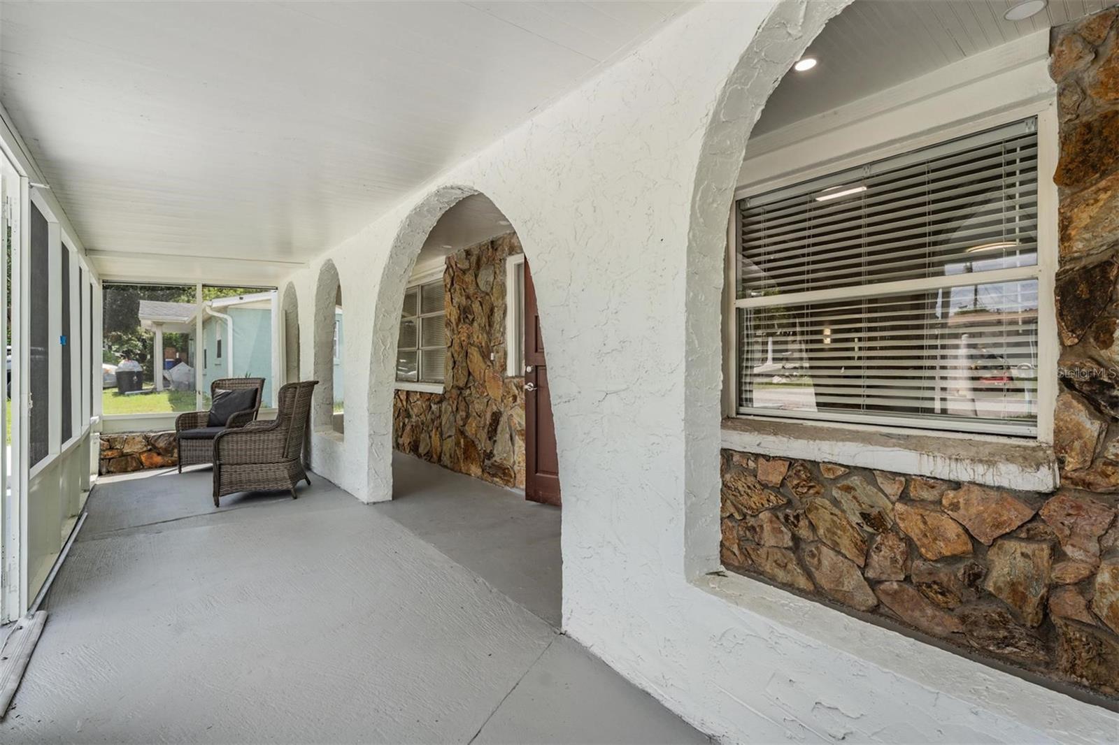Listing photo id 3 for 4906 Uranus Avenue