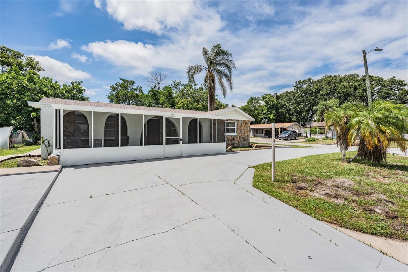 Listing photo id 4 for 4906 Uranus Avenue