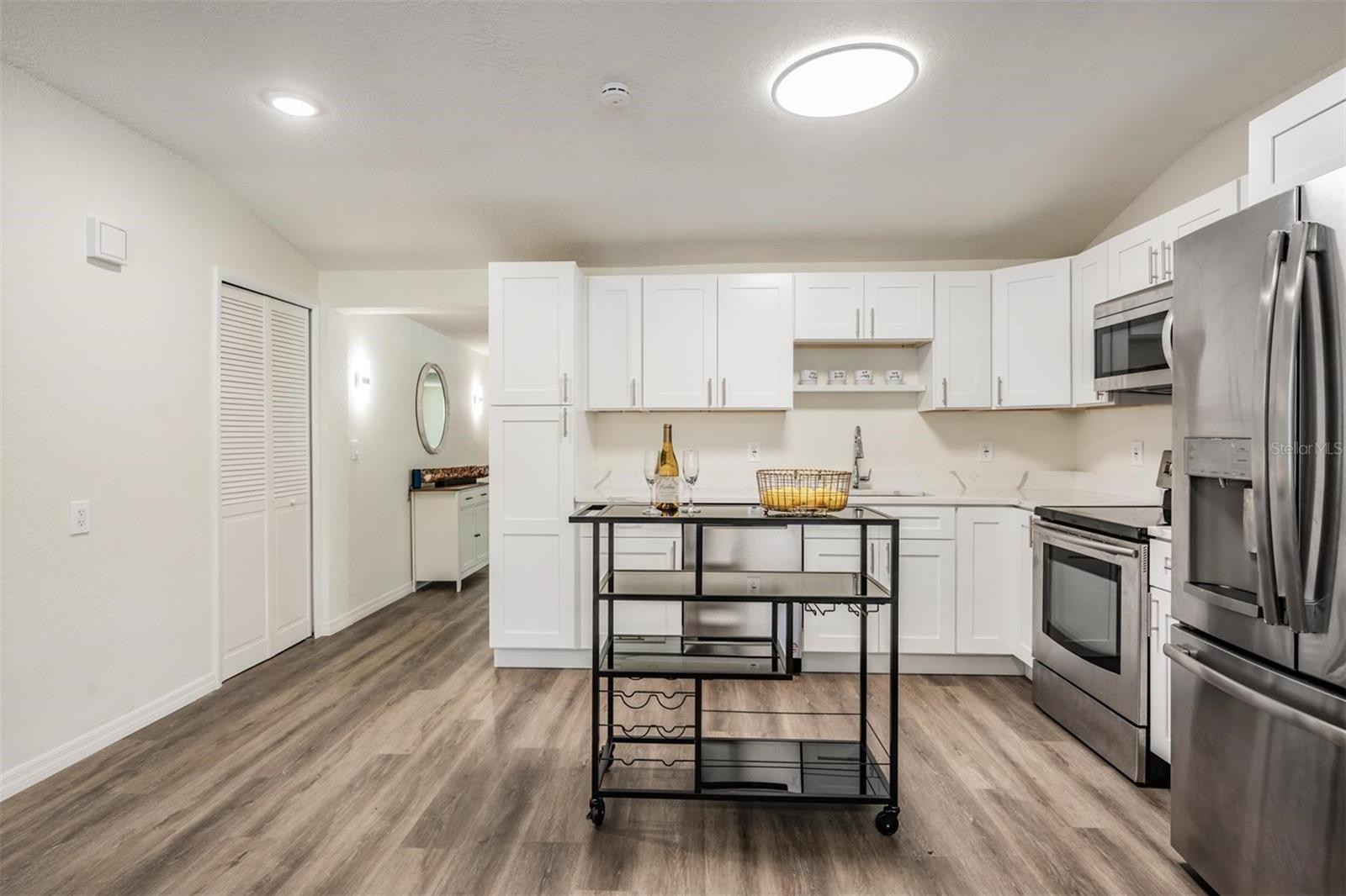 Listing photo id 5 for 4906 Uranus Avenue