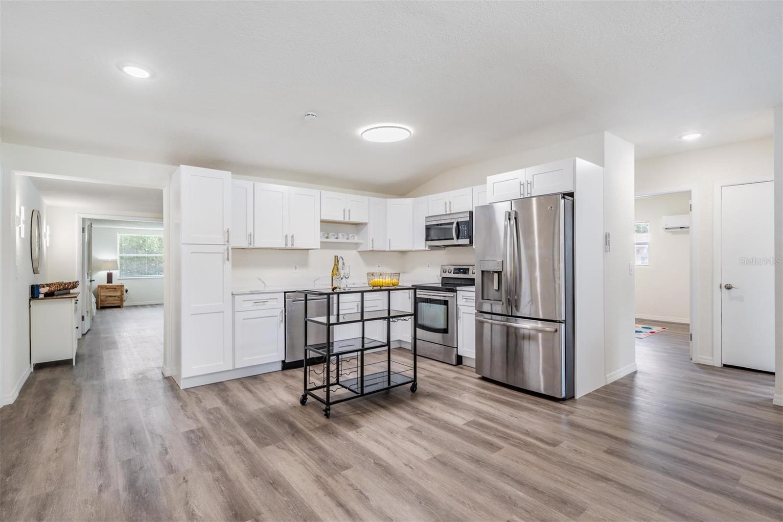 Listing photo id 6 for 4906 Uranus Avenue