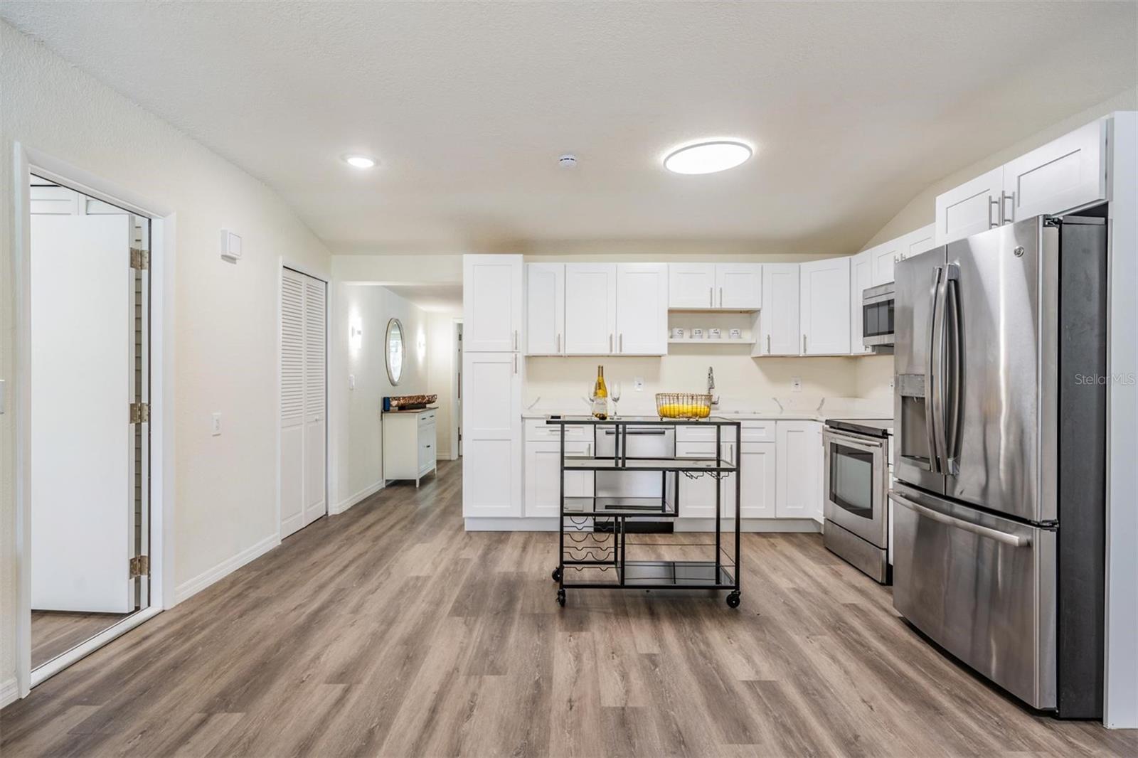 Listing photo id 7 for 4906 Uranus Avenue