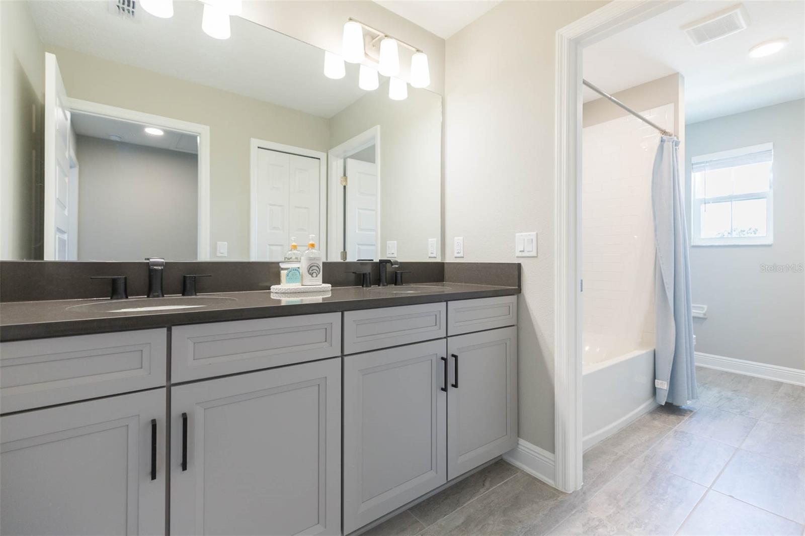 Listing photo id 37 for 7241 Notched Pine Bend