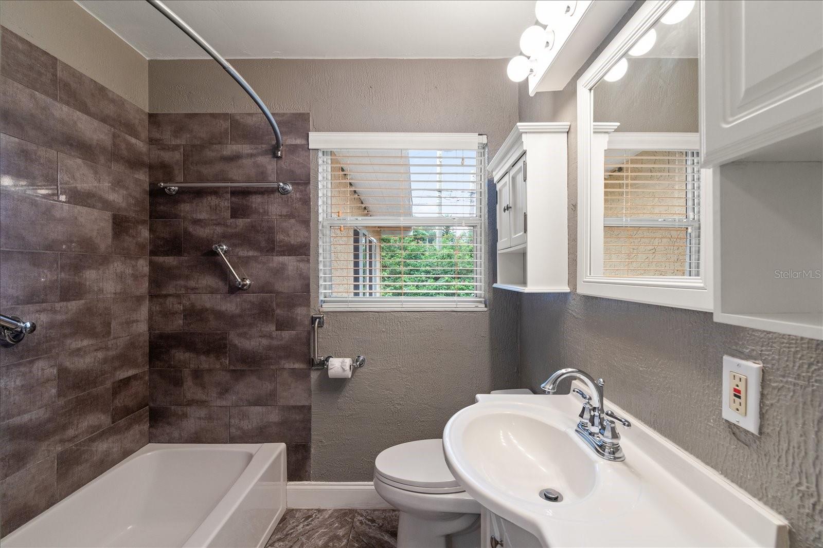 Image 23 of 33 For 5390 48th Avenue N