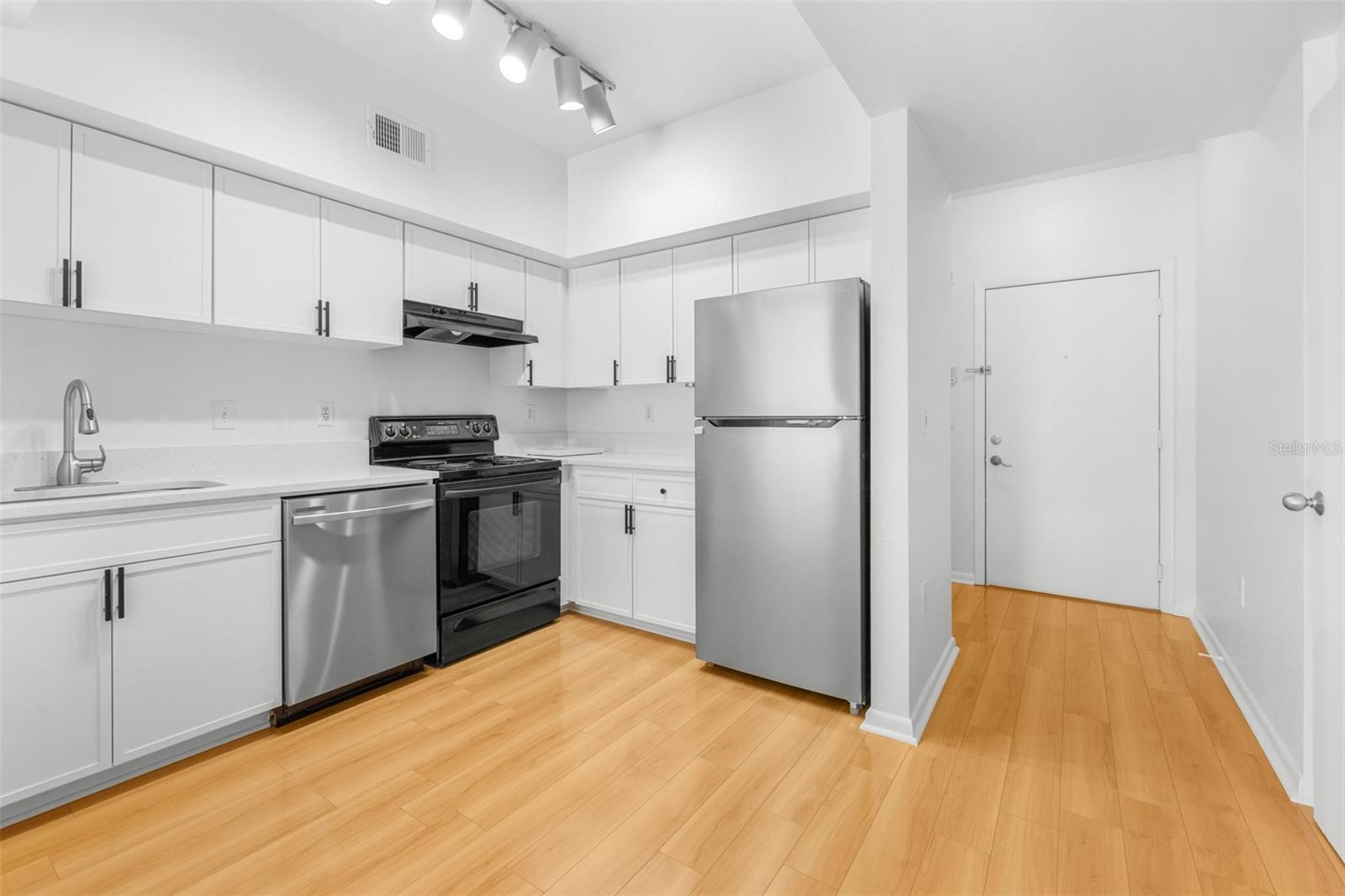 Image 10 of 57 For 2421 Horatio Street 835