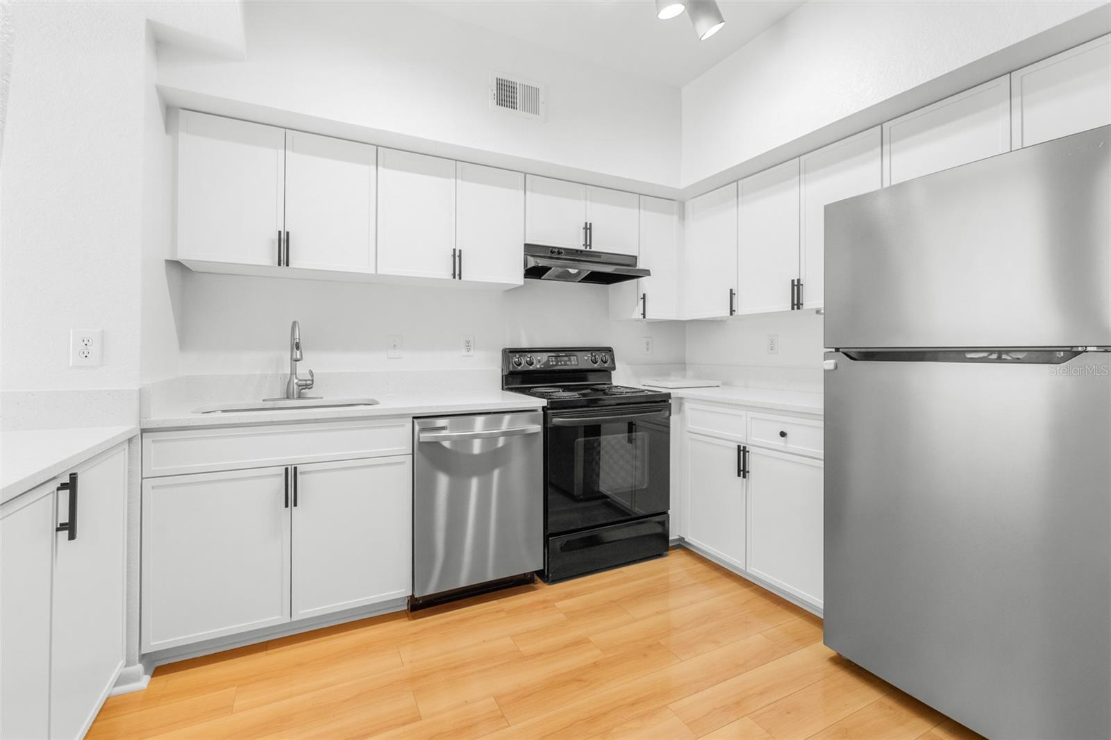 Image 11 of 57 For 2421 Horatio Street 835