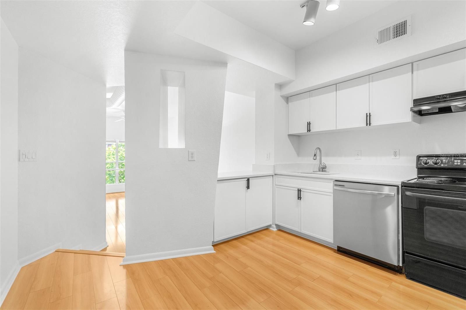 Image 12 of 57 For 2421 Horatio Street 835
