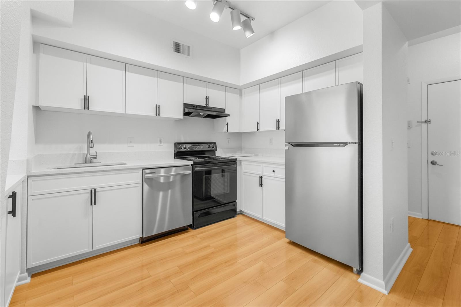 Image 13 of 57 For 2421 Horatio Street 835