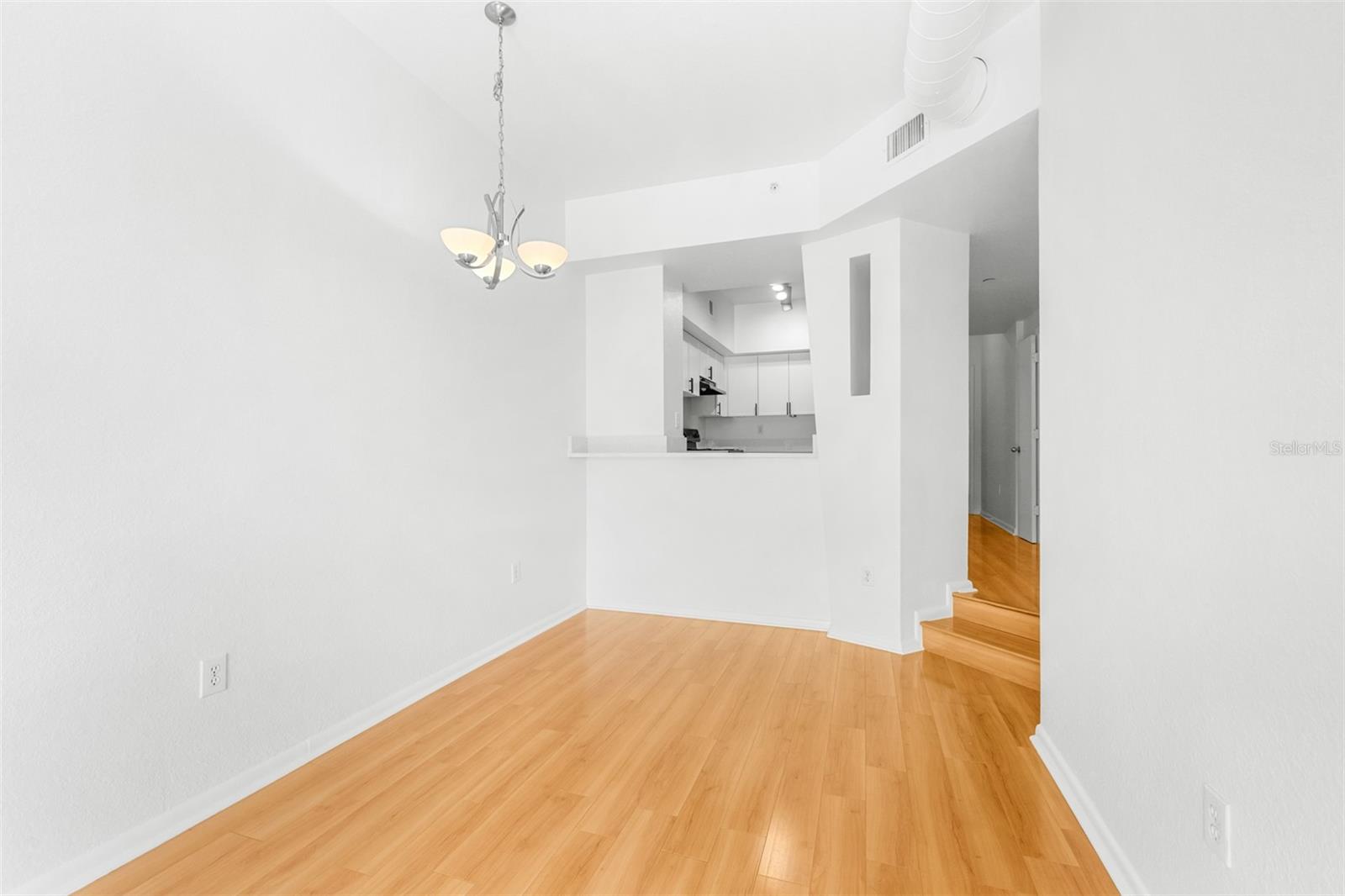 Image 17 of 57 For 2421 Horatio Street 835
