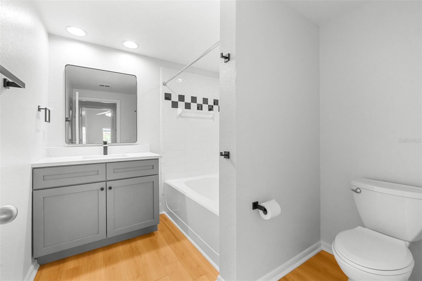 Image 22 of 57 For 2421 Horatio Street 835