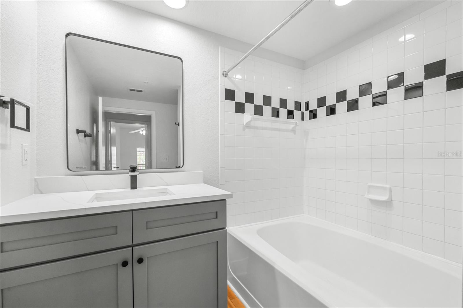 Image 5 of 57 For 2421 Horatio Street 835