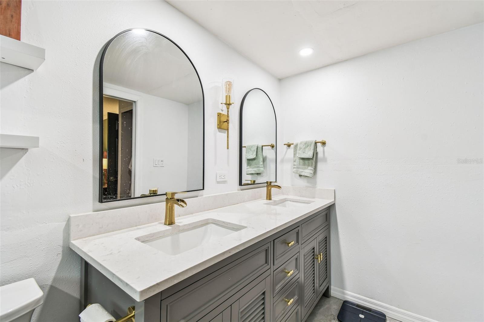 Image 32 of 51 For 1594 Linwood Drive