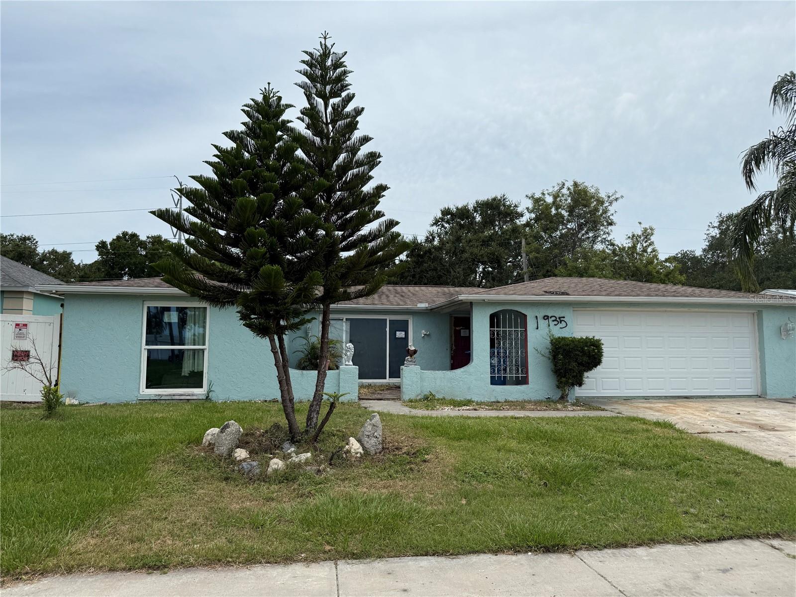 Listing photo id 0 for 1955 Dartmouth Drive