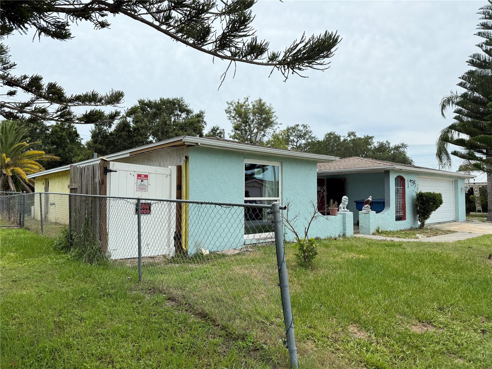 Listing photo id 2 for 1955 Dartmouth Drive