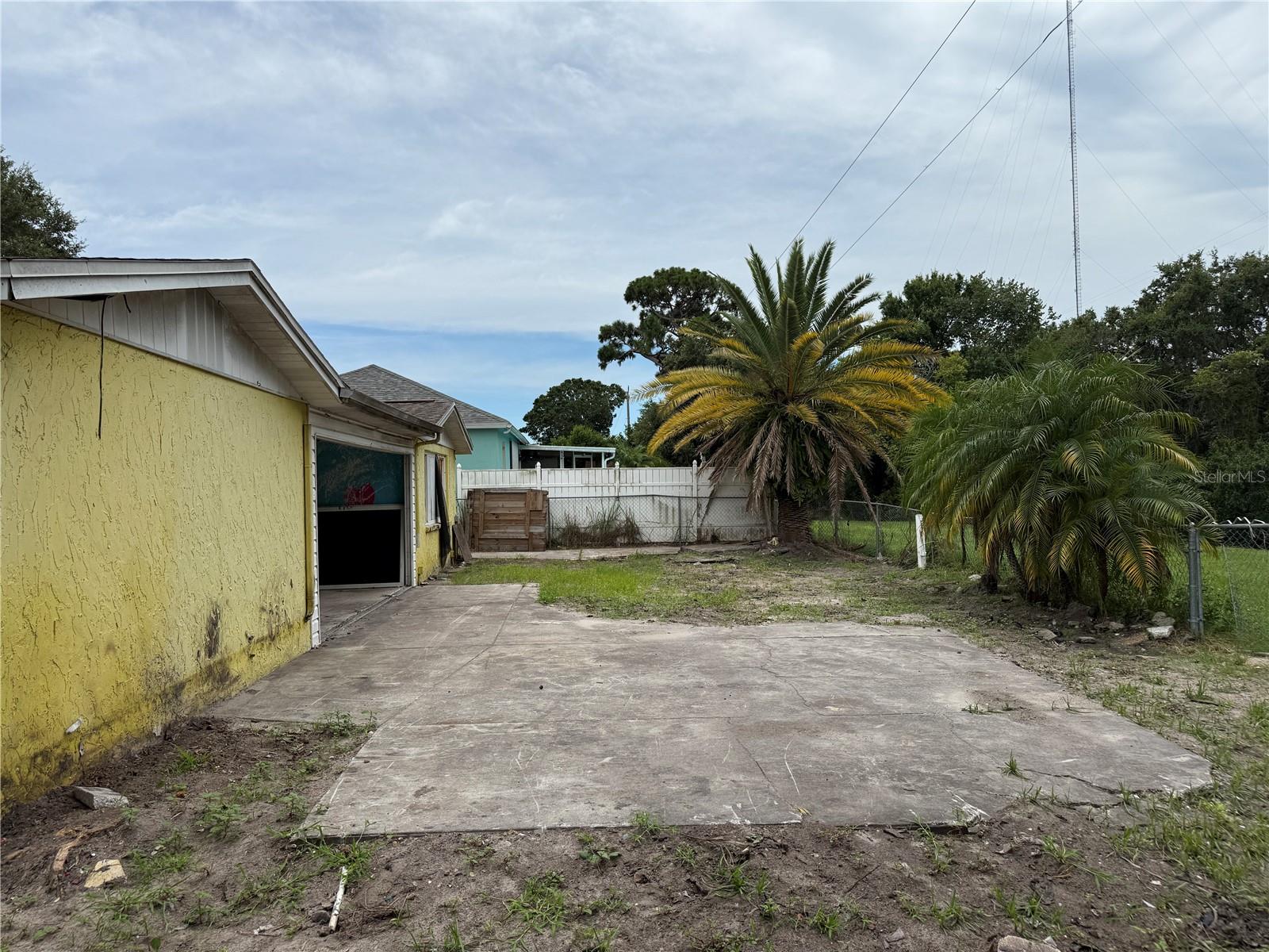 Listing photo id 3 for 1955 Dartmouth Drive