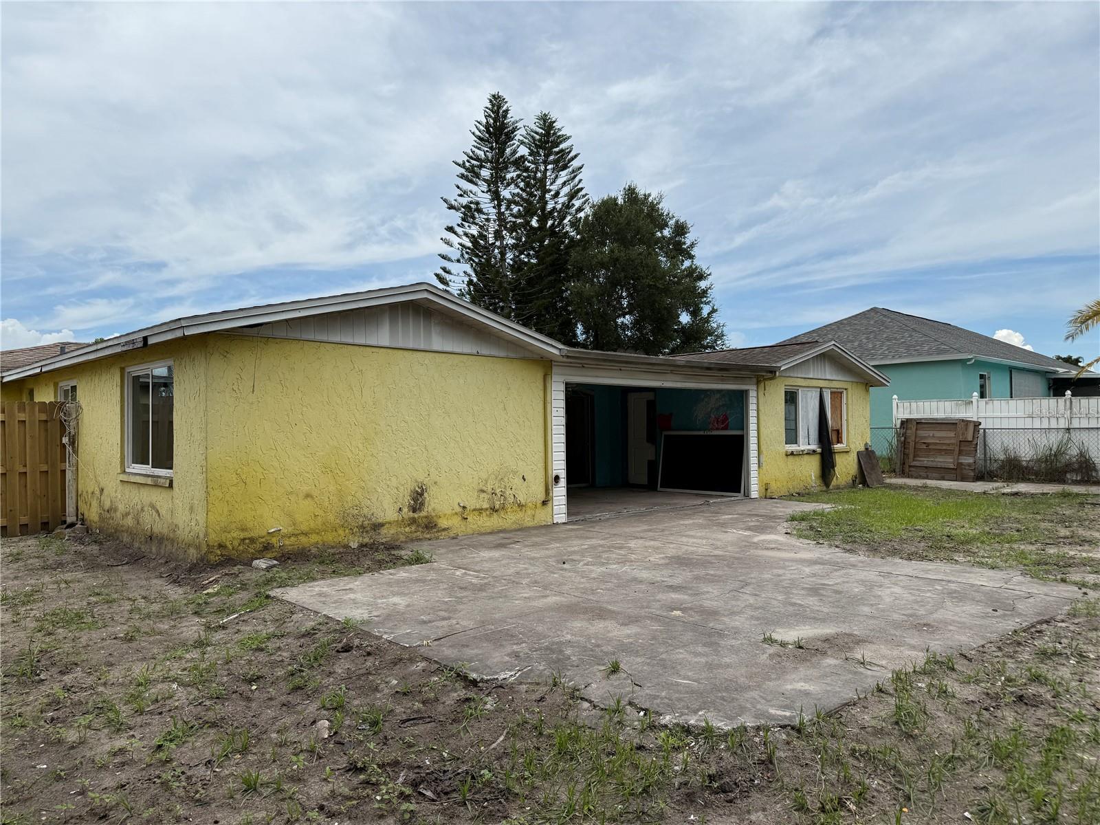 Listing photo id 4 for 1955 Dartmouth Drive