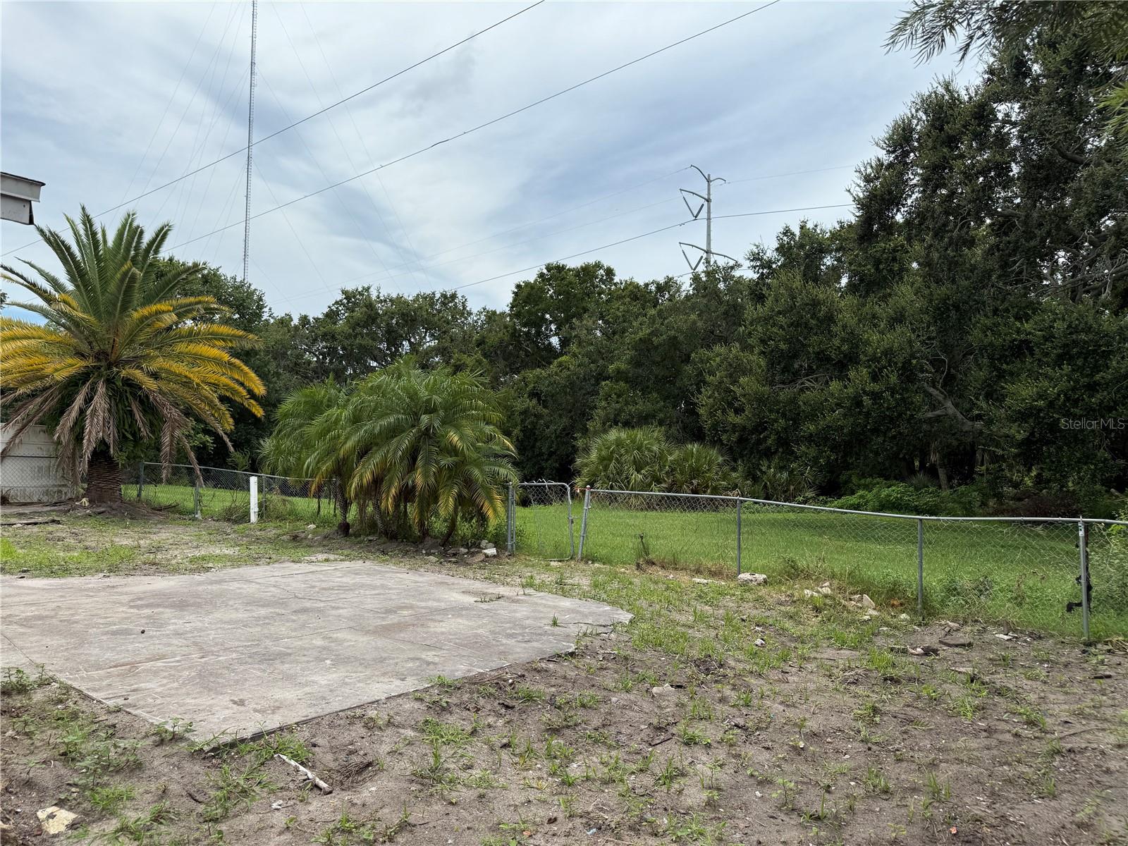 Listing photo id 5 for 1955 Dartmouth Drive