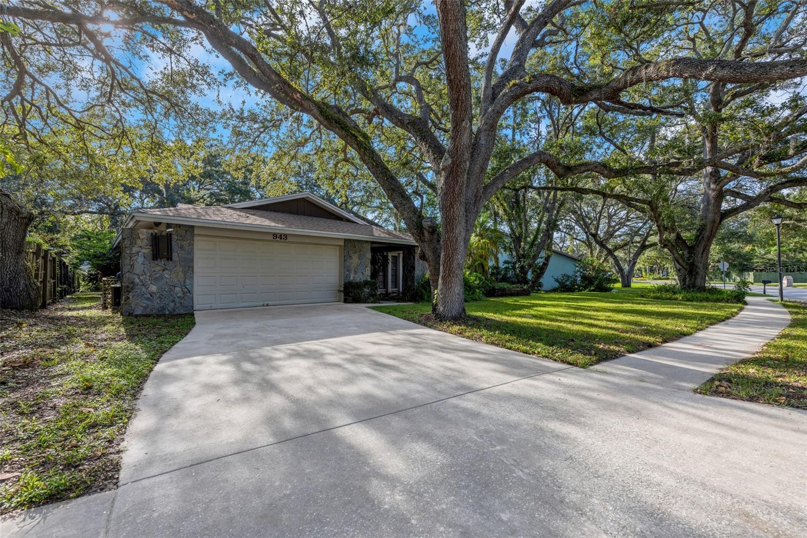 Image 2 of 30 For 943 Spanish Oaks Boulevard