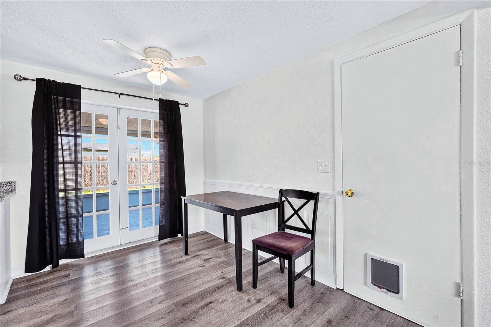 Listing photo id 13 for 3432 Briar Cliff Drive