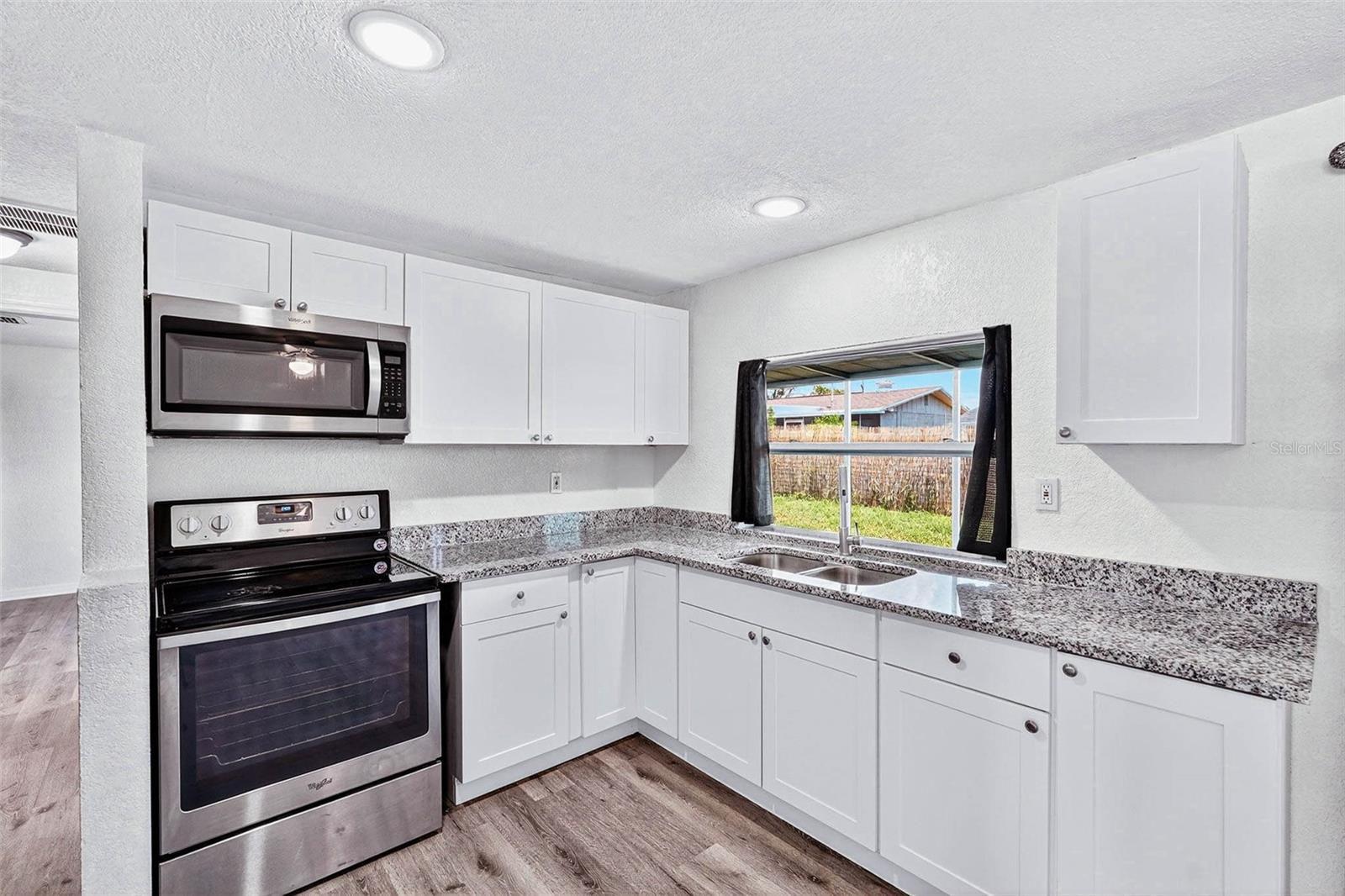 Listing photo id 15 for 3432 Briar Cliff Drive