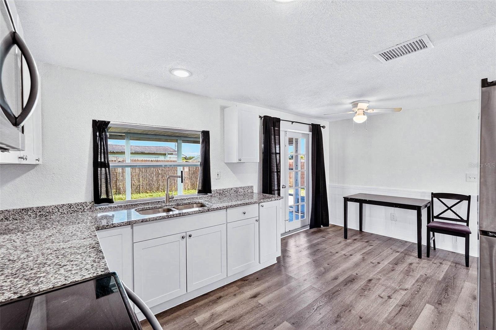Listing photo id 17 for 3432 Briar Cliff Drive