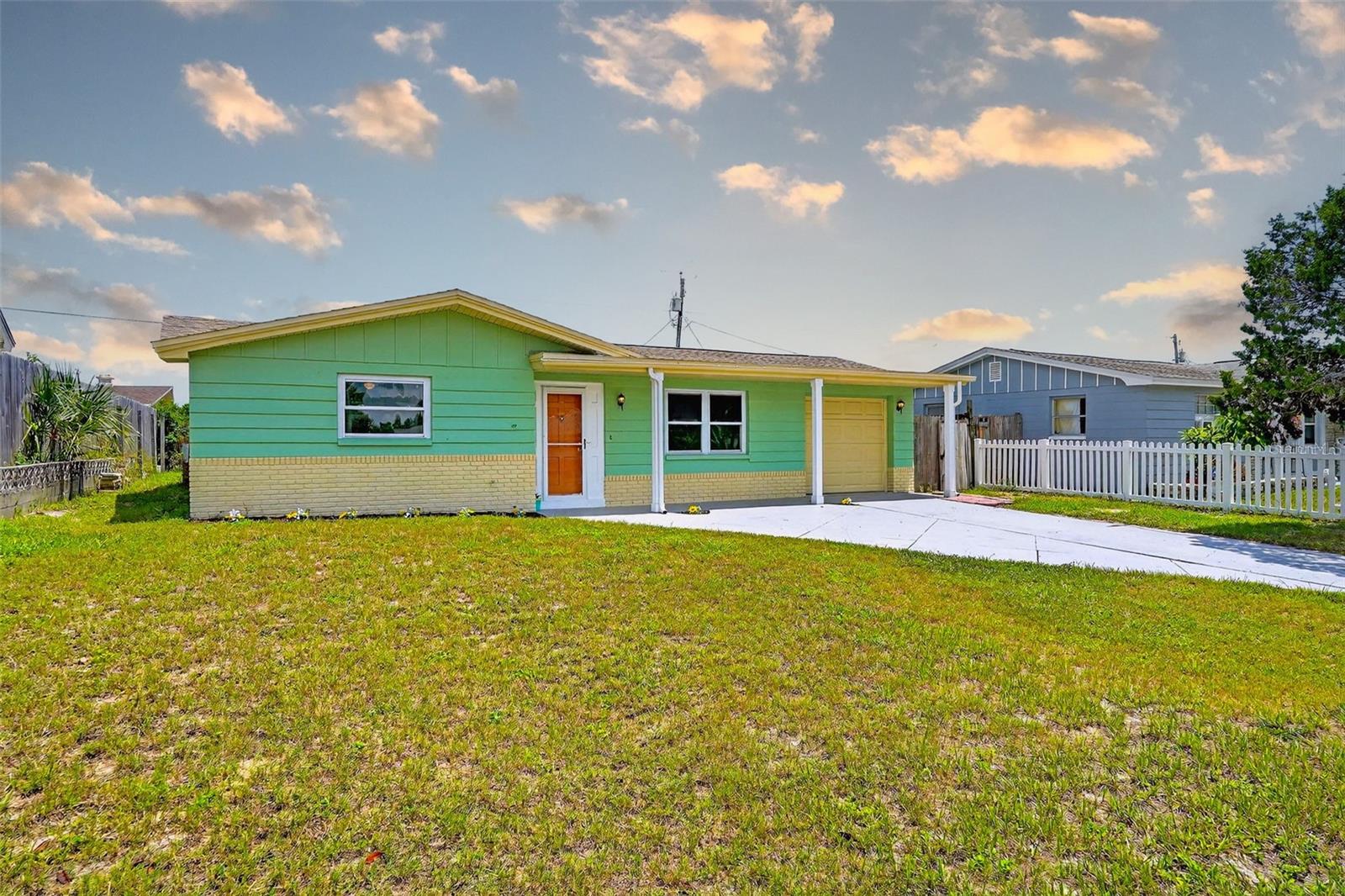 Listing photo id 0 for 3432 Briar Cliff Drive