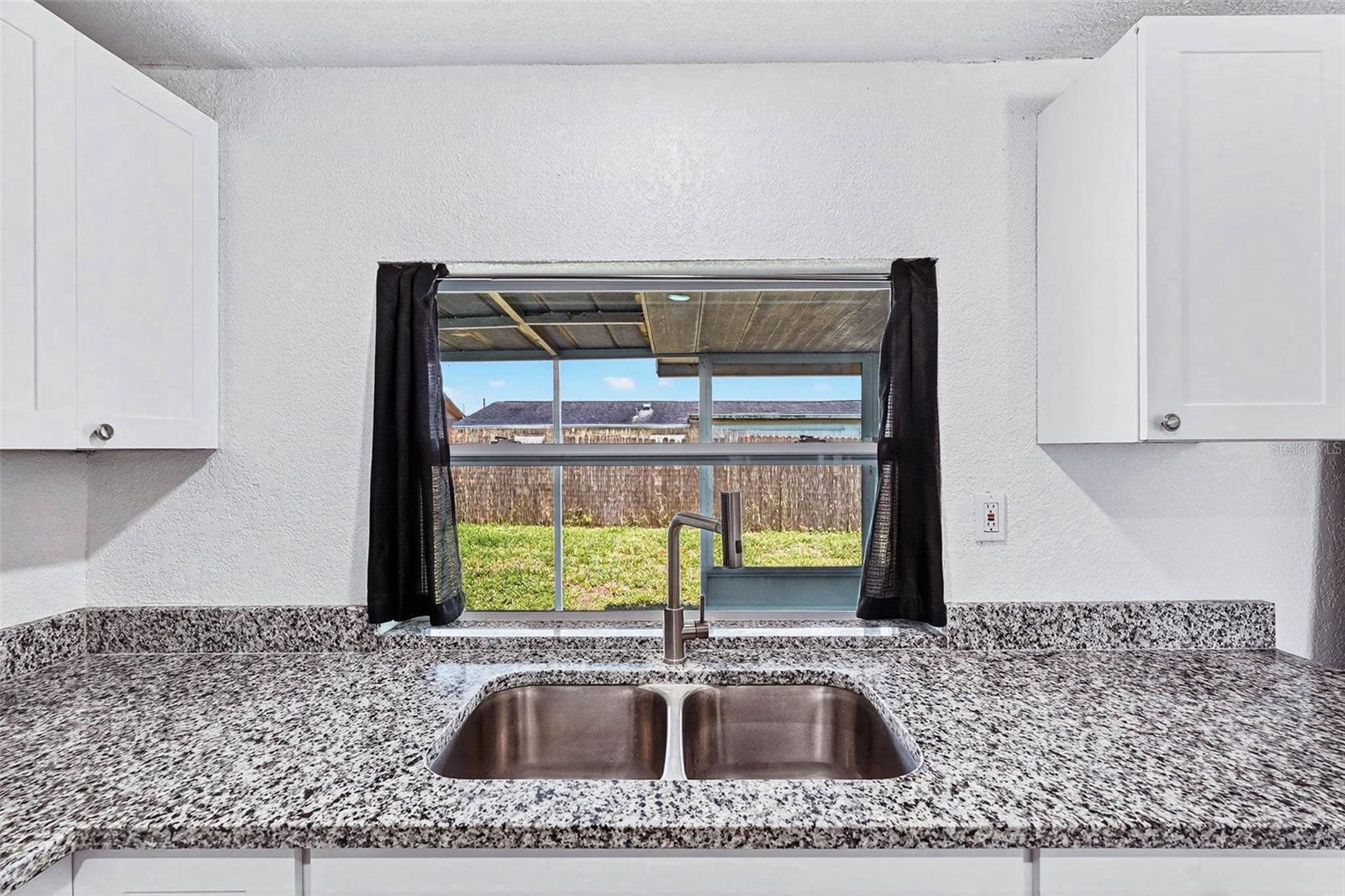 Listing photo id 18 for 3432 Briar Cliff Drive